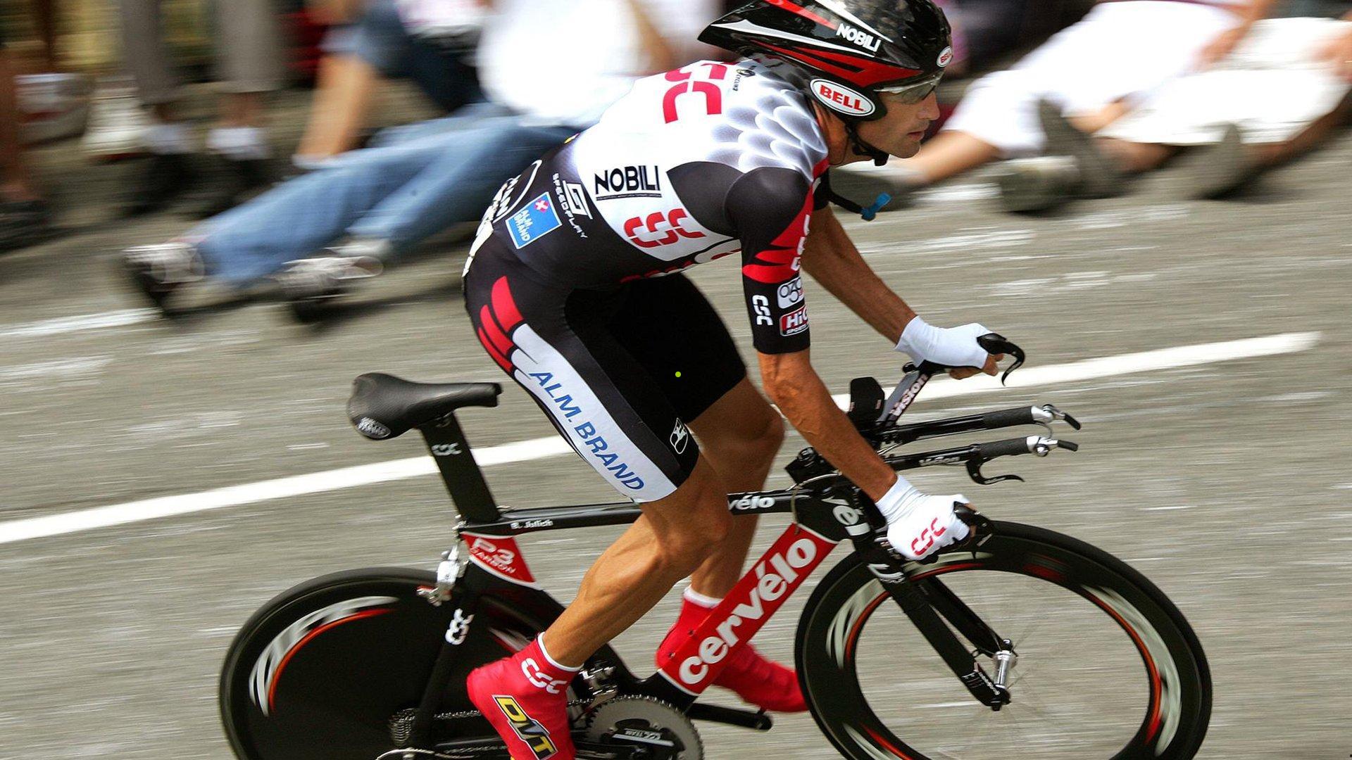 独行侠对决湖人，东契奇全能发挥难敌詹姆斯关键防守 紫金军团三节紧握领先优势